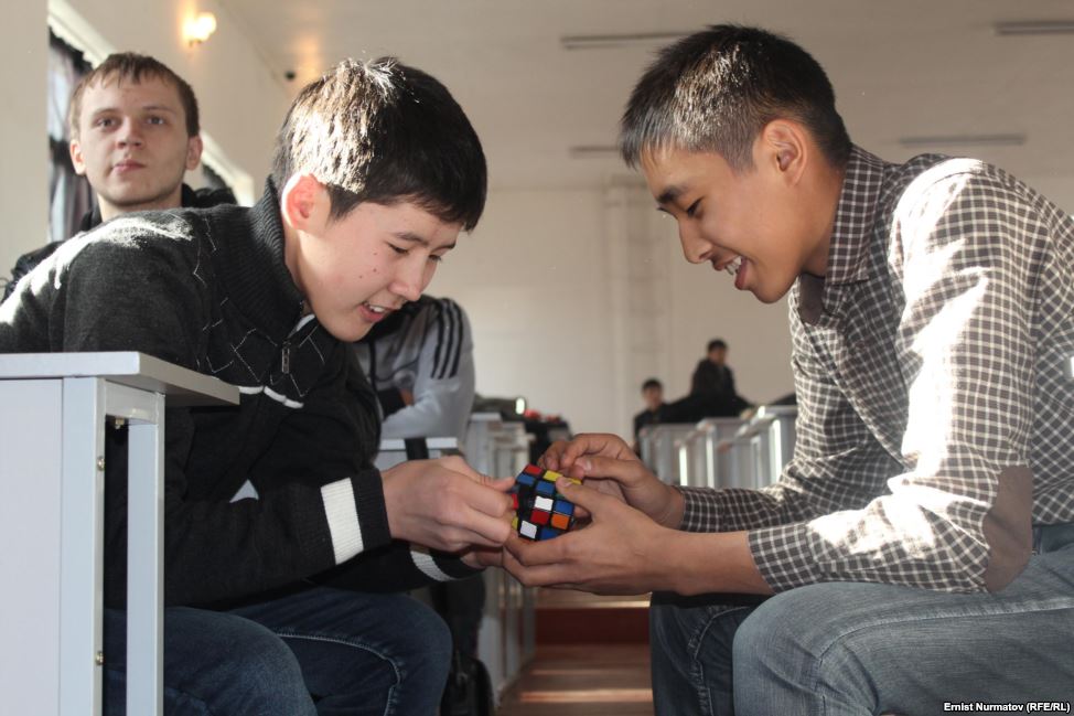 Чемпионат по скоростной сборке кубика Рубика в Киргизии