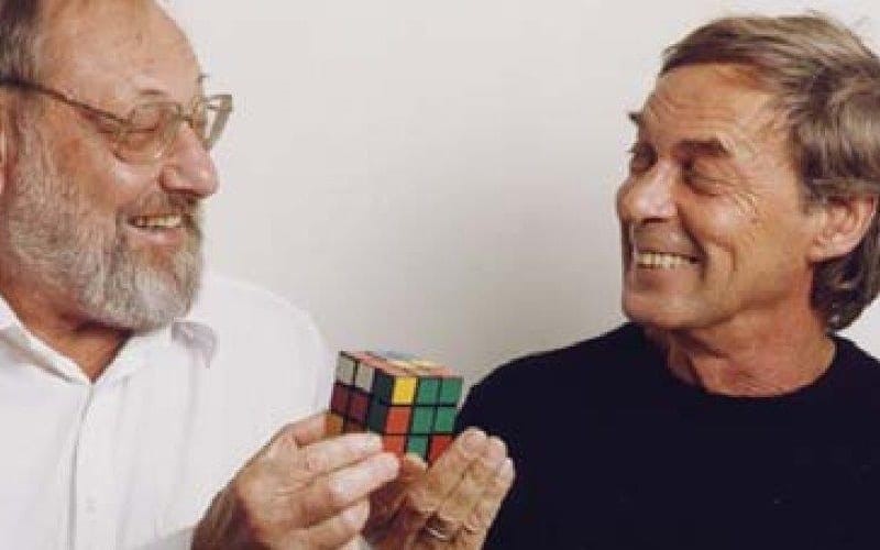Тибор Лаци (слева), Эрнё Рубик (справа) и кубик Рубика (посередине)