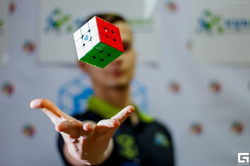 Бросая кубики по очереди. Кубик Рубика спидкубинг. Кубики человека. Кубик Рубика в руках. Ребенок с кубиком Рубика.